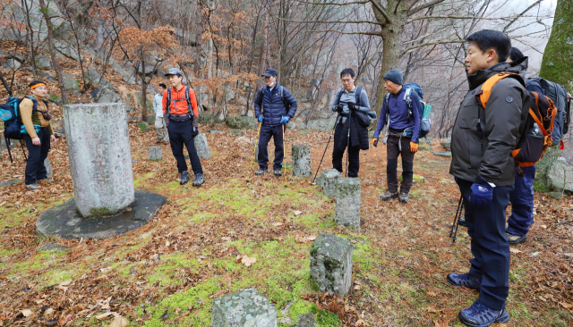 성주군 관계자들이 해인사·성주군·가야산국립공원사무소의 가야산 역사·문화·자연환경보전을 위한 MOU에 따라 발굴 조사를 진행할 가천 법전리 사지를 둘러보고 있다. 발굴결과 이곳에 있었던 사찰은 만세갑사였던 것으로 조사됐다. 성주군 제공