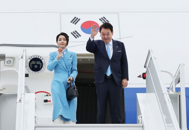 미국 국빈 방문 일정을 마친 윤석열 대통령과 김건희 여사가 29일(현지시간) 보스턴 로건 국제공항에서 귀국길에 오르며 환송객들에게 손을 들어 인사하고 있다. 연합뉴스