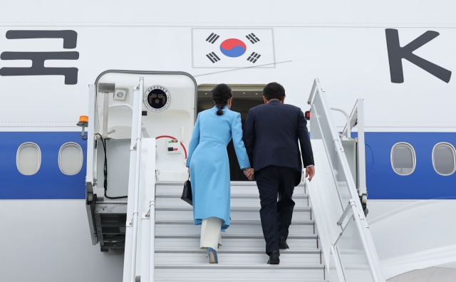 미국 국빈 방문 일정을 마친 윤석열 대통령과 김건희 여사가 29일(현지시간) 보스턴 로건 국제공항에서 공군 1호기에탑승하고 있다. 연합뉴스