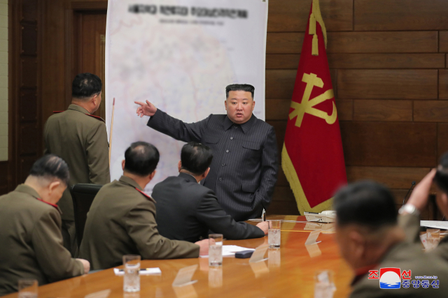 북한은 지난 11일 김정은 국무위원장 주재로 노동당 중앙군사위원회 확대회의를 열어 