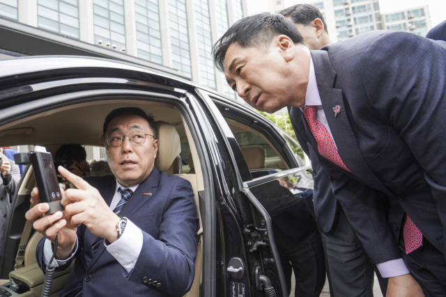 국민의힘 김기현 대표가 26일 마포경찰서에서 음주운전 방지 장치 관련 설명을 듣고 있다. 연합뉴스