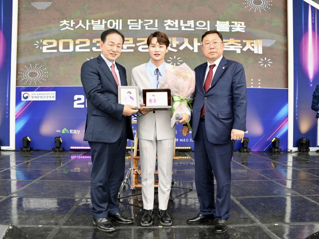 신현국 문경시장(왼쪽)과 황재용 문경시의회 의장(오른쪽)이 가수 박서진에게 문경시홍보대사 위촉장을 전달 한 뒤 기념촬영을 하고 있다. 문경시 제공.
