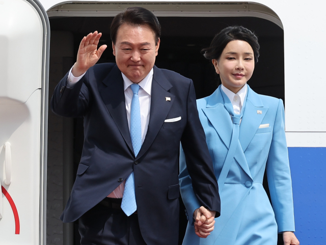 미국 국빈 방문 일정을 마친 윤석열 대통령과 김건희 여사가 30일 성남 서울공항에서 공군 1호기에서 내리며 환영객들에게 손을 들어 인사하고 있다. 연합뉴스