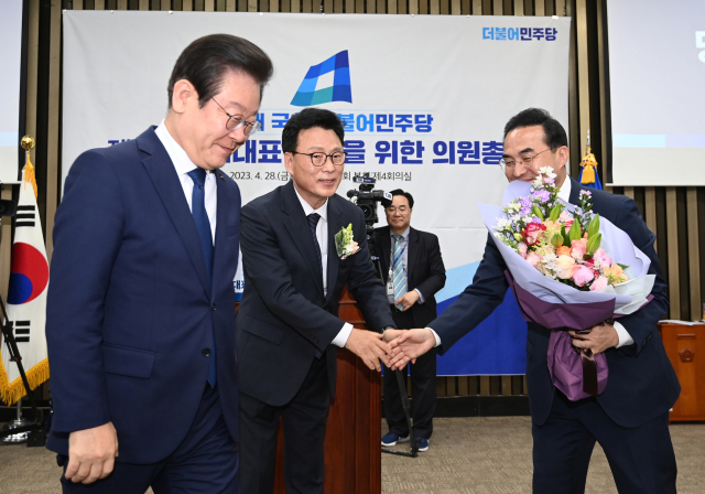 28일 국회에서 열린 민주당 원내대표 선출 의원총회에서 박광온 새 원내대표가 이재명 대표 등 지도부와 인사하고 있다. 연합뉴스