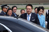 미국 국빈 방문 일정을 마친 윤석열 대통령이 30일 성남 서울공항에서 공군 1호기에서 내린 뒤 차량으로 향하고 있다. 연합뉴스