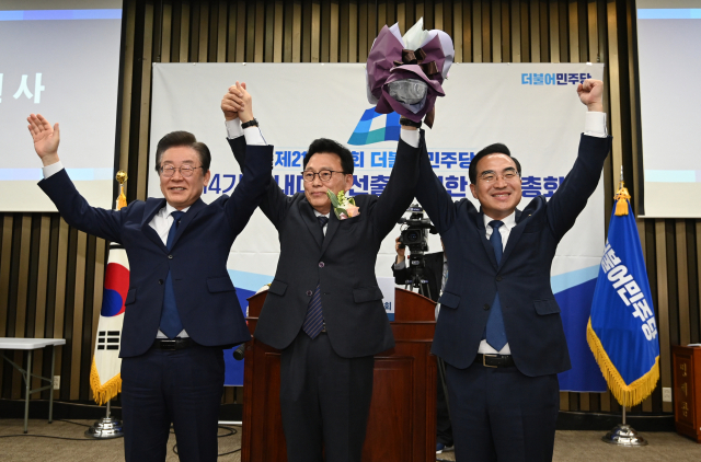 28일 국회에서 열린 민주당 원내대표 선출 의원총회에서 박광온 새 원내대표가 이재명 대표, 박홍근 전 원대대표 등과 기념촬영을 하고 있다. 연합뉴스