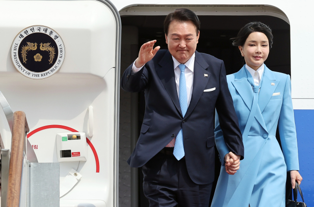 미국 국빈 방문 일정을 마친 윤석열 대통령과 김건희 여사가 30일 성남 서울공항에서 공군 1호기에서 내리며 환영객들에게 손을 들어 인사하고 있다. 연합뉴스