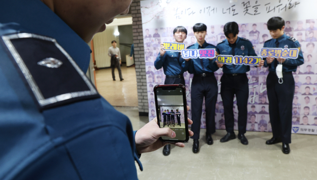 지난 4월 14일 서울 서대문구 경찰청에서 열린 대한민국 의무경찰 1142기 합동 전역식에서 의무경찰들이 동기들과 기념사진을 촬영하고 있다. 연합뉴스