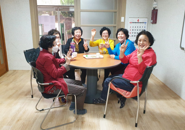 안동시가 무릎이 불편한 어르신들이 앉고 일어나기 편하도록 경로당에 소파와 테이블 등 입식문화 조성에 나서 인기다. 안동시 제공