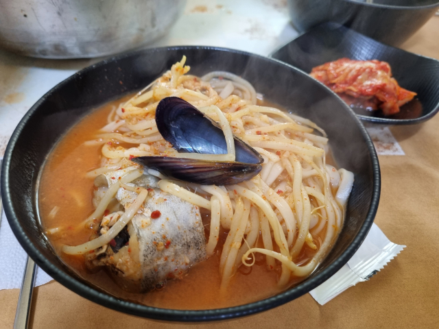 푸짐하게 담겨 조리된 포항 구룡포 '까꾸네 모리국수' 식당의 모리국수가 입맛을 다시게 하고 있다. 배형욱 기자