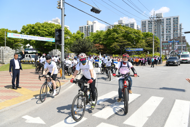 안전체험과 유치신청서를 받아 든 김주영 영주시의원과 사이클 동호회 회원들이 자전거를 타고 경북도청을 향해 출발하고 있다. 영주시 제공