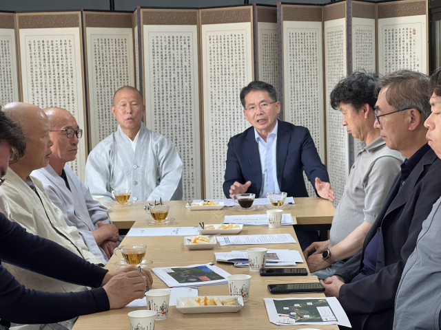 문화재청 문화재조사위원들이 경북 군위 인각사에서 김진열 군위군수와 불교계로부터 수자원공사 군위댐이 신청한 인각사지 현상변경 허가신청에 대한 의견을 듣고 있다. 군위군 제공