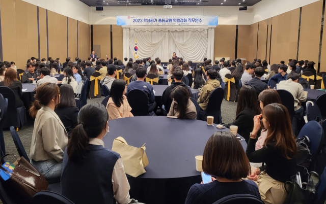 지난달 29일 더케이호텔 경주에서 열린 경북교육청 중등교원 역량 강화 연수에서 교과 군별 교사들이 학생평가와 관련해 연수를 받고 있다. 경북교육청 제공