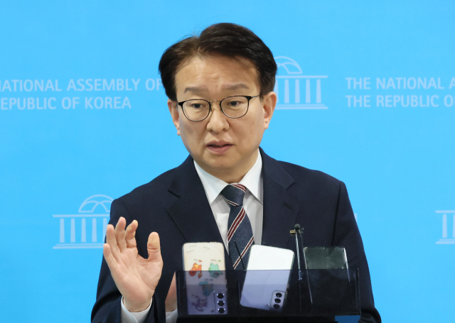 더불어민주당 권칠승 수석대변인이 23일 오전 국회 소통관에서 송영길 전 대표의 기자회견과 관련해 당 입장을 발표한 뒤 취재진의 질문에 답하고 있다. 연합뉴스