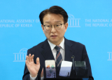 더불어민주당 권칠승 수석대변인이 23일 오전 국회 소통관에서 송영길 전 대표의 기자회견과 관련해 당 입장을 발표한 뒤 취재진의 질문에 답하고 있다. 연합뉴스