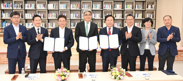 이철우 경북도지사(왼쪽에서 세번째)와 권기창 안동시장(오른쪽에서 네번째)가 와인수입업체인 나라셀라와 300억원 규모의 투자양해각서(MOU)를 체결한 뒤 기념촬영을 하고 있다. 경북도 제공