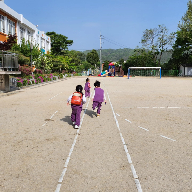대구 동구 중대동에 있는 소규모 학교인 서촌초등학교 운동장에서 학생들이 뛰어놀고 있다. 독자 제공