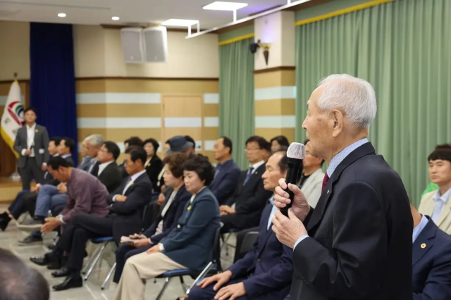 지난 1일 오전 청도군청 확대 간부회의에 참석한 황윤성 대한노인회 청도군 지회장이 발언을 하고 있다. 청도군 제공