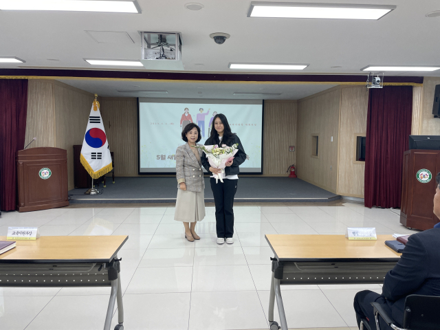 경상북도 김천교육지원청(교육장 공현주)은 2일 대회의실에서 전 직원이 모인 가운데 4월 청렴·친절 교직원을 선정해 부상 및 꽃다발을 전달했다. 김천교육지원청 제공