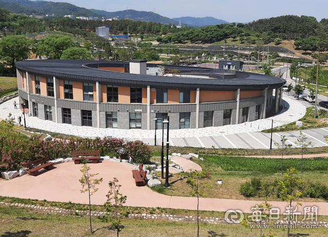 경산시가 174억원을 들여 2020년 개관한 경산동의한방촌의 한방문화체험관 전경 모습. 이 건물이 누수로 2층 테라스 바닥의 타일이 들뜨는 등 하자가 발생해 경산시 예산으로 하자보수를 하게 됐다. 김진만 기자