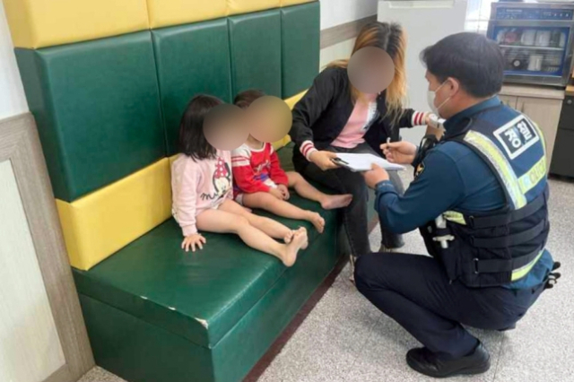속옷 차림에 신발도 신지 않고 거리를 헤매고 있던 어린 남매가 경찰과 이웃의 도움으로 집으로 안전하게 돌아갔다. 전남 영암경찰서 제공
