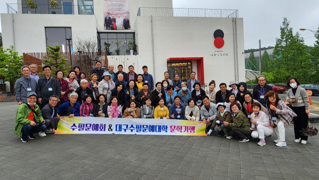 수필문예회, 대구수필문예대학(회장 김광규, 학장 박기옥)은 지난달 29일 충남 논산의 김홍신·박범신 문학관을 탐방했다. 대구수필문예대학 제공