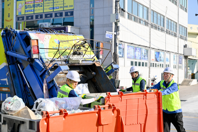 김광열 영덕군수와 간부 공무원 30명은 1일 근로자의 날, 지역 곳곳을 다니며 쓰레기 수거활동을 펼치고 있다. 영덕군 제공