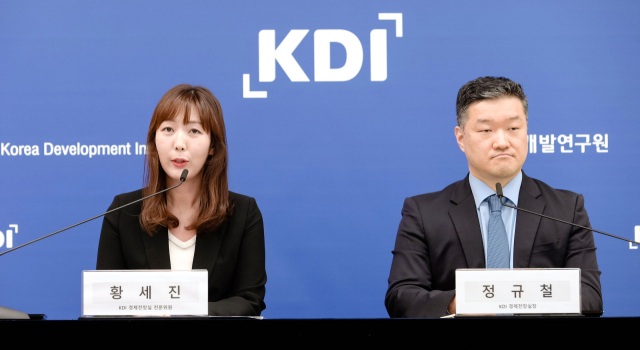 황세진 한국개발연구원(KDI) 경제전망실 전문위원이 2일 오전 세종시 정부세종청사에서 금리 인상의 주택건설에 대한 영향과 향후 전망에 대해 분석한 내용을 설명하고 있다. 오른쪽은 정규철 경제전망실장. 연합뉴스