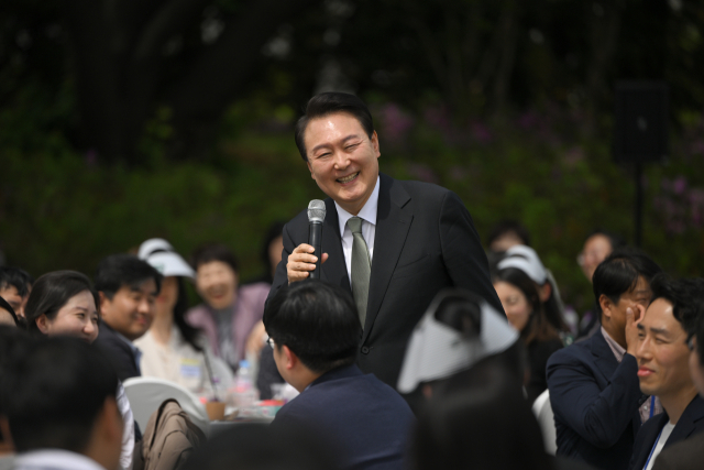 윤석열 대통령이 2일 서울 용산 대통령실 청사 앞 야외 정원인 