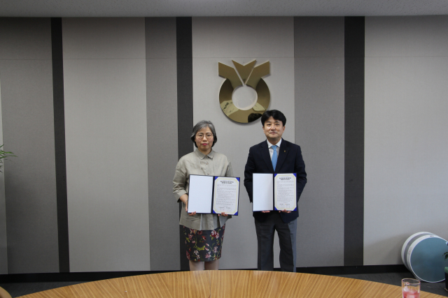 농협 김천시지부(지부장 박기화·오른쪽)와 김천세무서(서장 이미애)는 2일 농협 김천시지부 회의실에서 양 기관 간 영농인력지원과 농업인 세무지원 활성화를 위한 업무협약을 체결했다. 농협김천시지부 제공