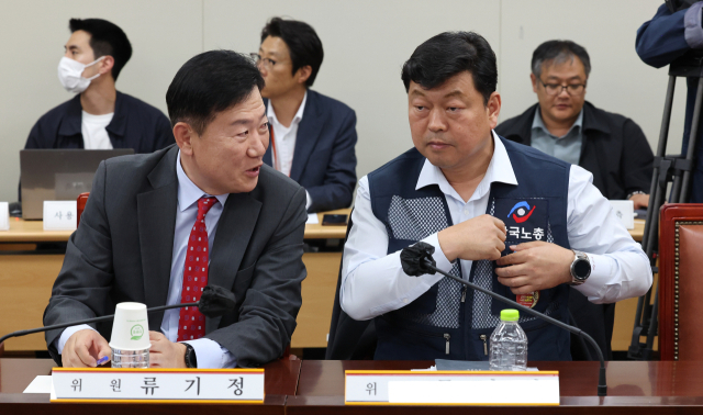 2일 오후 세종시 정부세종청사 최저임금위원회 회의실에서 열린 제1차 전원회의에서 사용자위원인 류기정 한국경영자총협회 전무(왼쪽)와 근로자위원인 류기섭 한국노총 사무총장이 자리하고 있다. 연합뉴스