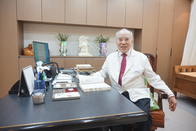 변정환 대구한의대 명예총장이 대구 동구 신암동에 새로 문을 연 제한한의원 진료실에서 의서를 읽으며 포즈를 취하고 있다. 허현정 기자