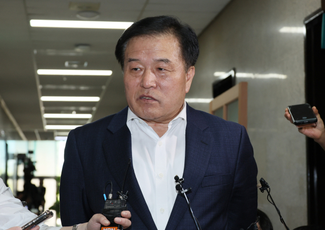 이진복 대통령실 정무수석이 2일 오후 국회에서 더불어민주당 박광온 원내대표를 예방한 뒤 나서며 취재진의 질문에 답하고 있다. 연합뉴스