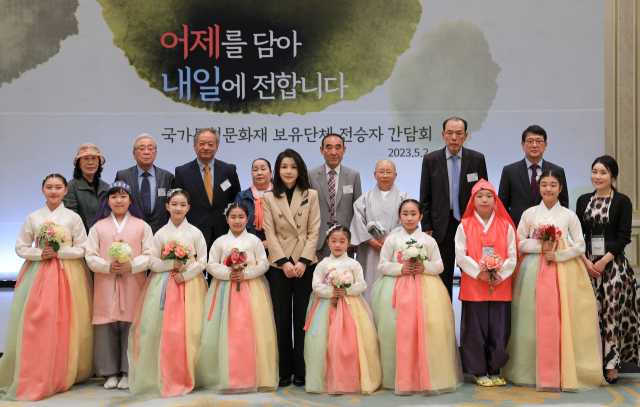 김건희 여사가 2일 청와대 영빈관에서 열린 국가무형문화재 보유단체 전승자 오찬에서 참석자들과 기념촬영을 하고 있다. 연합뉴스