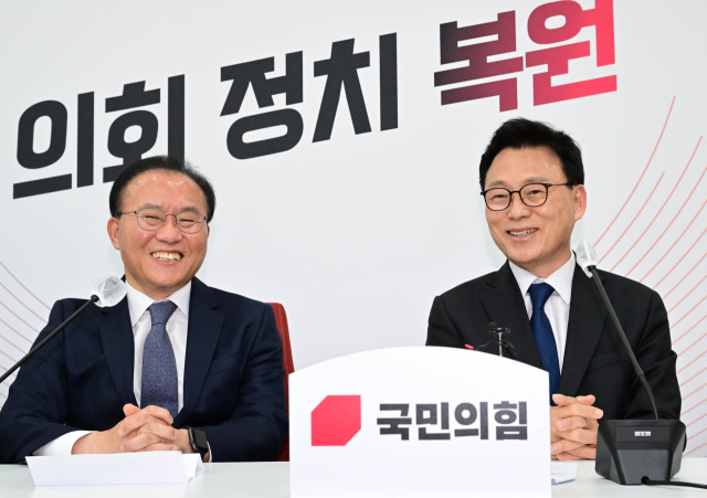 국민의힘 윤재옥 원내대표(왼쪽)와 민주당 박광온 원내대표가 2일 국회 국민의힘 원내대표실에서 만나고 있다. 박 원내대표가 당선 인사차 방문했다. 연합뉴스