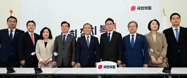 2일 국회 국민의힘 원내대표실에서 국민의힘 윤재옥 원내대표와 민주당 박광온 원내대표 등 양당 원내지도부가 기념촬영을 하고 있다.. 연합뉴스