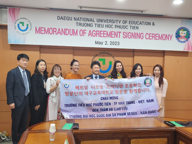 대구교대와 베트남 나트랑 지역 초등학교인 Truong Tieu Hoc Phuoc Tien이 MOU를 체결하고 기념촬영을 하는 모습. 대구교대 제공