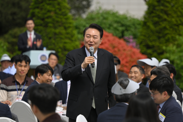 윤석열 대통령이 2일 서울 용산 대통령실 청사 앞 야외 정원인