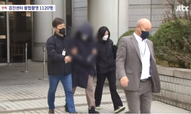 서울의 한 건강검진센터 여자 화장실 비데에 설치된 몰래카메라 피해 여성이 1천120명에 달하는 것으로 나타났다. 카메라를 설치한 남성은 과거에도 세 번의 성범죄 전과와 함께 재판을 받고 있었던 것으로 확인됐다. JTBC 보도화면 캡처