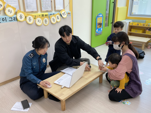울진경찰서가 어린이들을 대상으로 지문사전등록을 하고 있다. 울진경찰서 제공