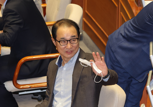 27일 국회 본회의에서 이성만 의원이 인사하고 있다. 연합뉴스