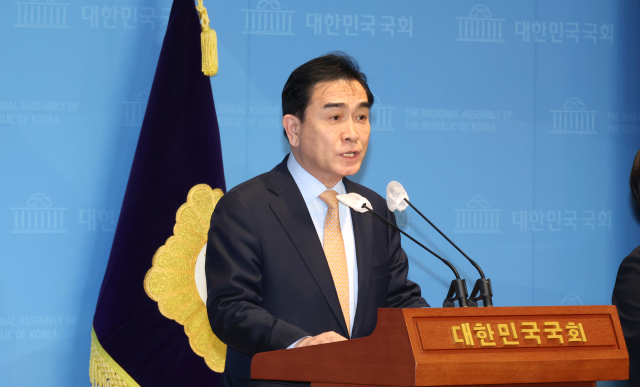 국민의힘 태영호 최고위원이 3일 국회에서 녹취 파문, 후원금 쪼개기 의혹 관련 기자회견을 하고 있다. 연합뉴스