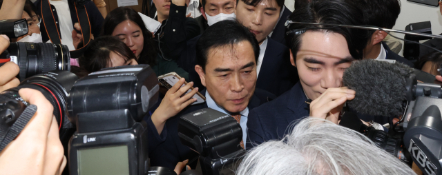 국민의힘 태영호 최고위원이 3일 국회에서 녹취 파문, 후원금 쪼개기 의혹 관련 입장 발표 후 기자회견장을 나가고 있다. 연합뉴스