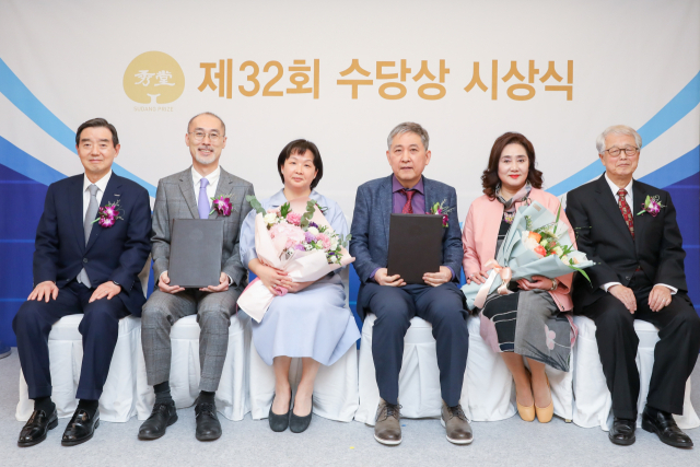 (왼쪽부터) 수당재단 김윤 이사장, 고려대학교 생명과학과 안지훈 교수 내외, 한양대학교 건설환경공학과 김기현 석학교수 내외, 진정일 수당상 운영위원장.
