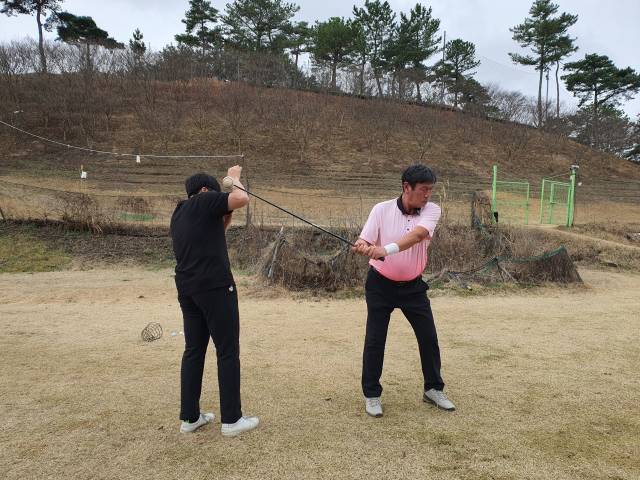 필드에서는 골프채를 휘두를 때 뒤쪽 반경까지 모두 주의를 기울이고 스윙을 해야 사고를 막을 수 있다. 도움=유부상, 유명환 프로.