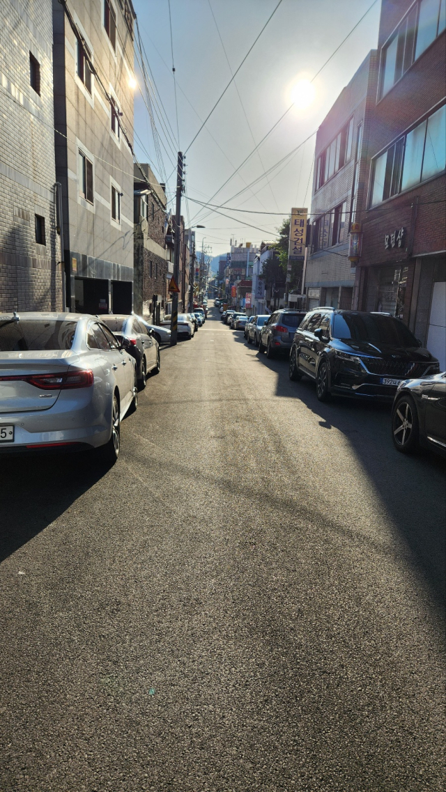 1일 오후 방문한 대구 서구 대평리시장 인근 골목길에 아스팔트가 깔려있다. 감사원 감사 결과 일부 구간에서 부실시공이 확인됐다. 윤수진 기자