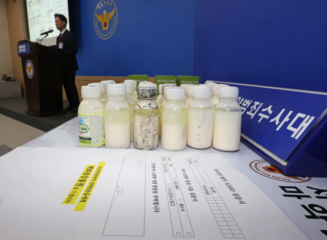 서울경찰청 마약범죄수사대에서 열린 강남 학원가 마약음료 사건 중간수사 브리핑에 압수된 마약음료와 설문지 등이 놓여 있다. 연합뉴스