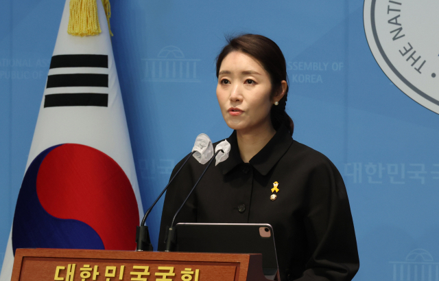 강선우 더불어민주당 의원이 지난달 16일 국회 소통관에서 현안 브리핑을 하고 있다. 연합뉴스