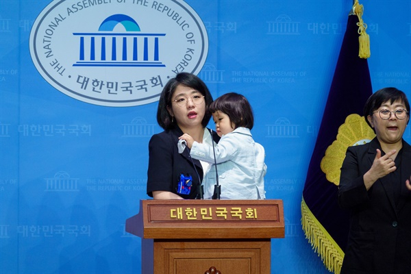용혜인 기본소득당 의원이 4일 국회 소통관에서 자신의 23개월 아들과 함께 기자회견을 열었다. 용혜인 의원실 제공