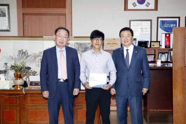 포스코청암재단이 9살 어린이의 유괴를 적극적인 행동과 기지로 막아낸 이철(42) 씨를 
